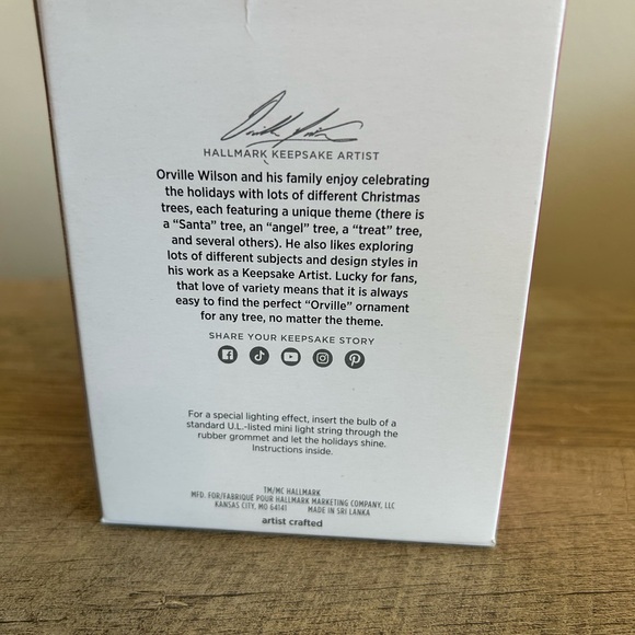 Hallmark  Madam Malkin's Robes For All Occasions -‎ Harry Potter Ornament 2024 - Picture 10 of 16